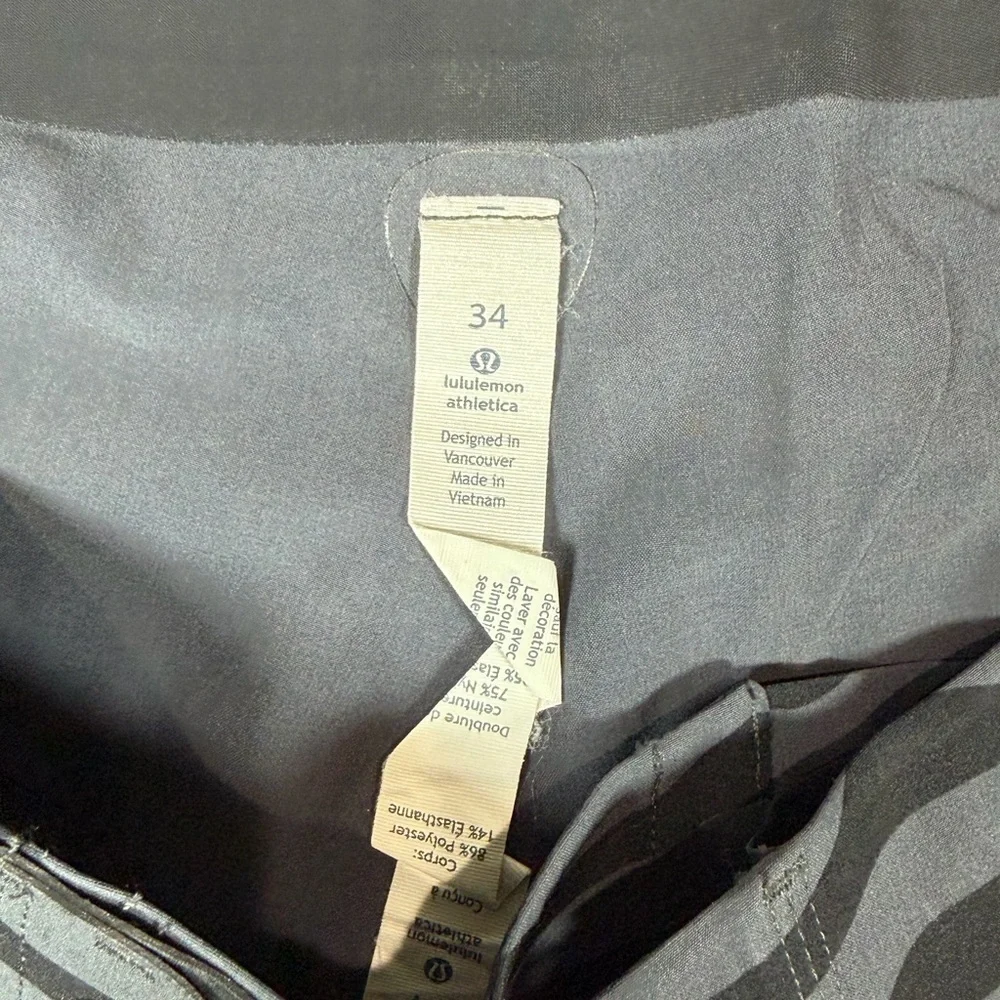 Lululemon Athletica Size Large Black and Gray Wave Pattern Men's Swim Shorts